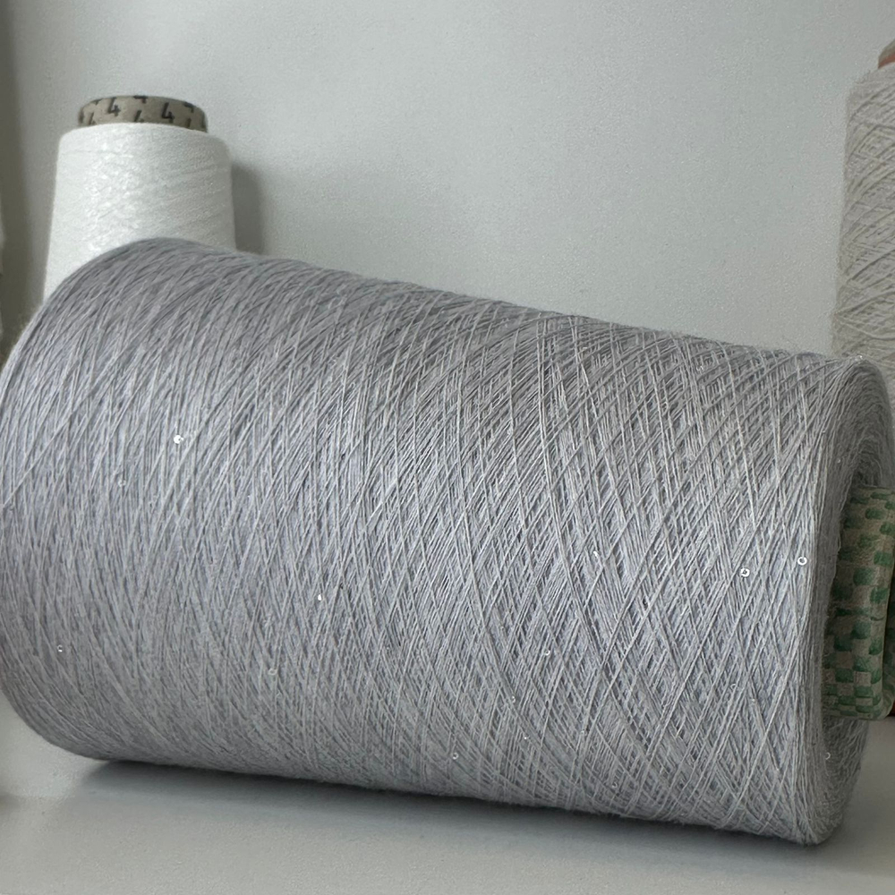 TRANSFORMARE ; 50% кашемир, 50% PVA, ; 2500м /100гр; цвет: светлый серый, пайетки серебро. Есть бобинки: 39, 150 гр.