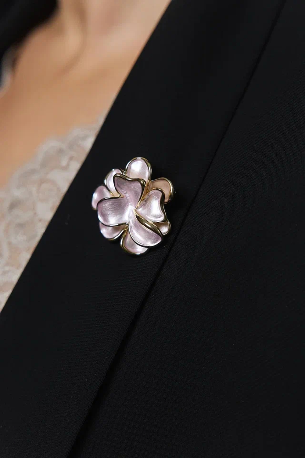 Брошь маленький цветок из нежно-розового перламутра с золотой окантовкой