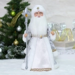 Дед Мороз музыкальный «Сказочная волшебная шуба» 40 см (серебряная шубка)