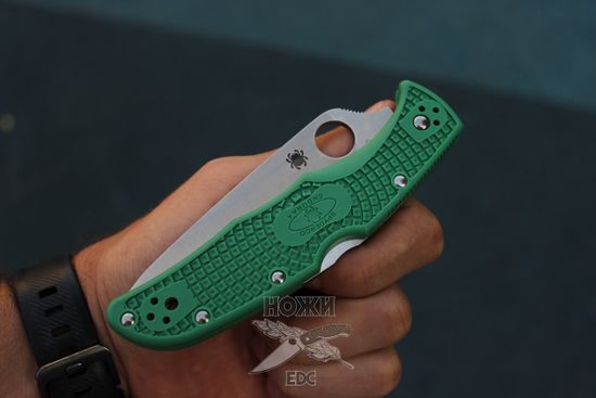 Складной нож Spyderco Endura Flat Ground Green C10FPGR c клинком из стали VG-10, рукоять FRN