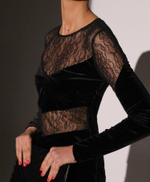 Бархатное платье с кружевами