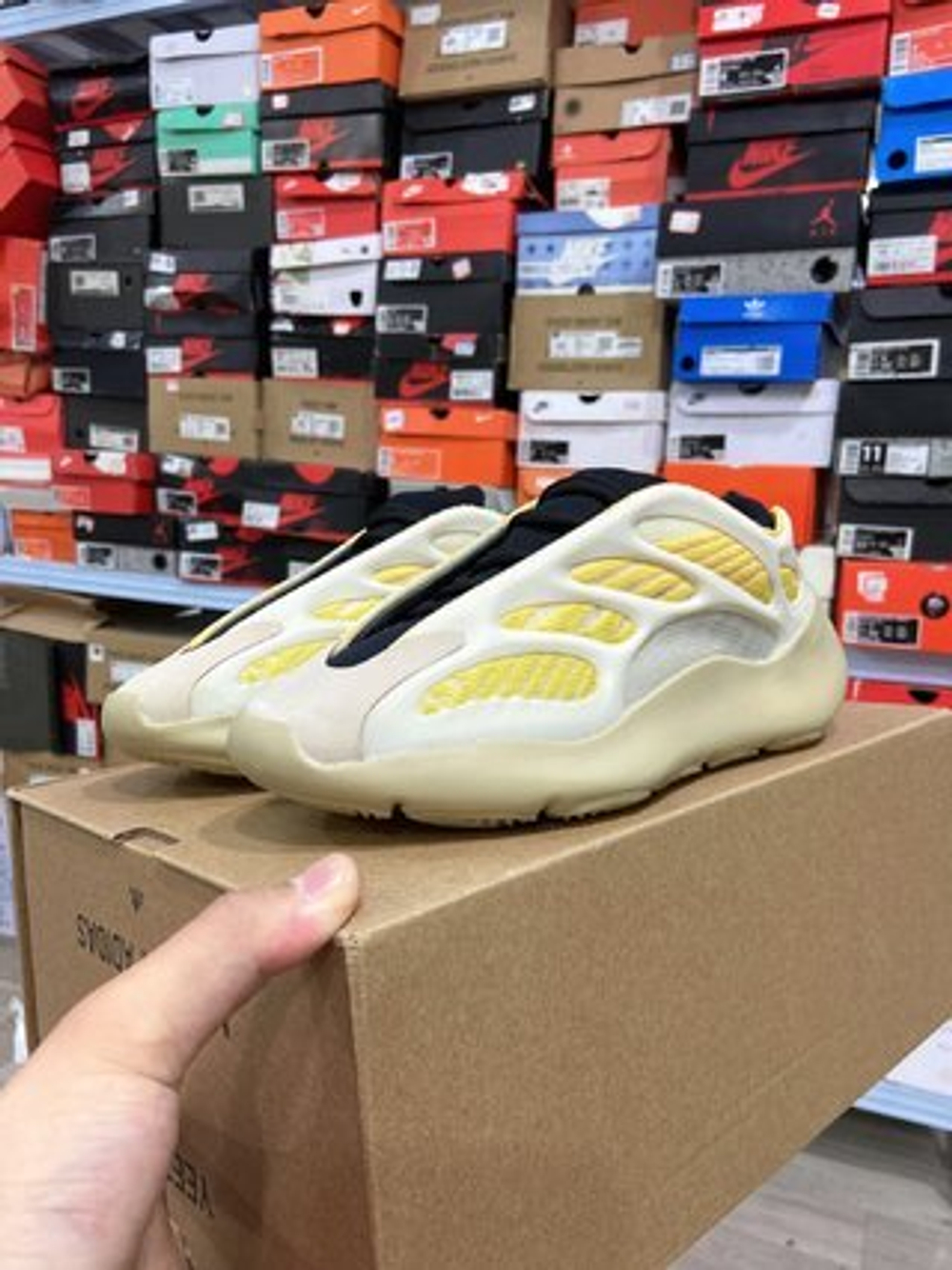 Купить кроссовки  adidas Yeezy 700 V3 "Safflower"