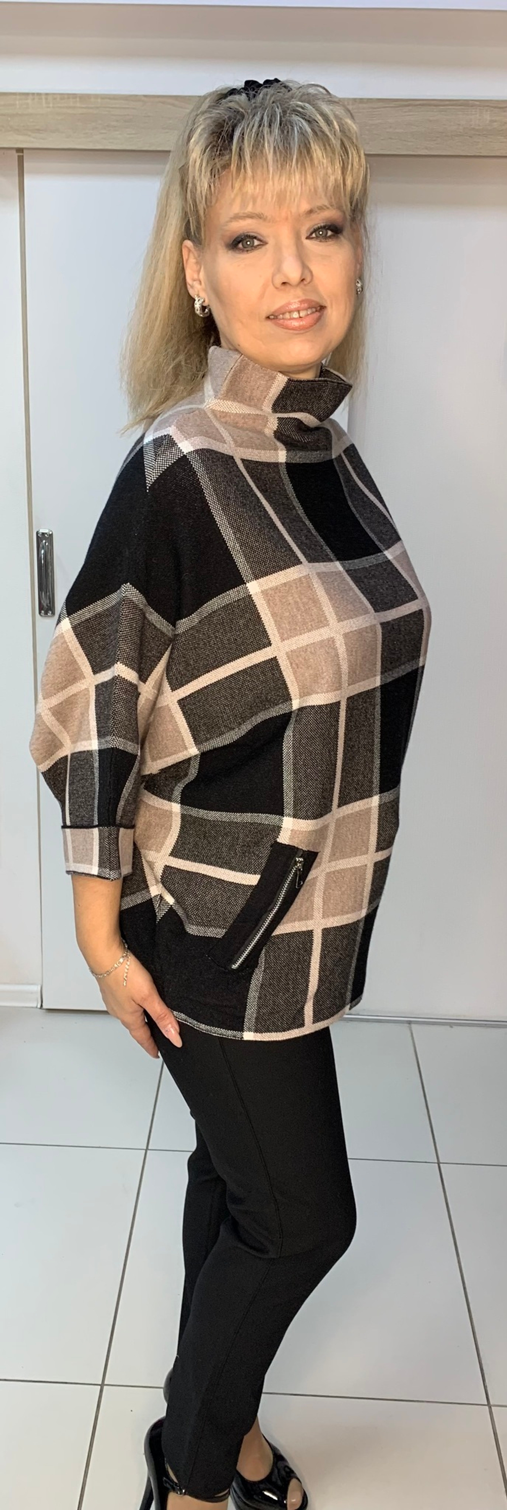 Джемпер в бежево-коричневую клетку