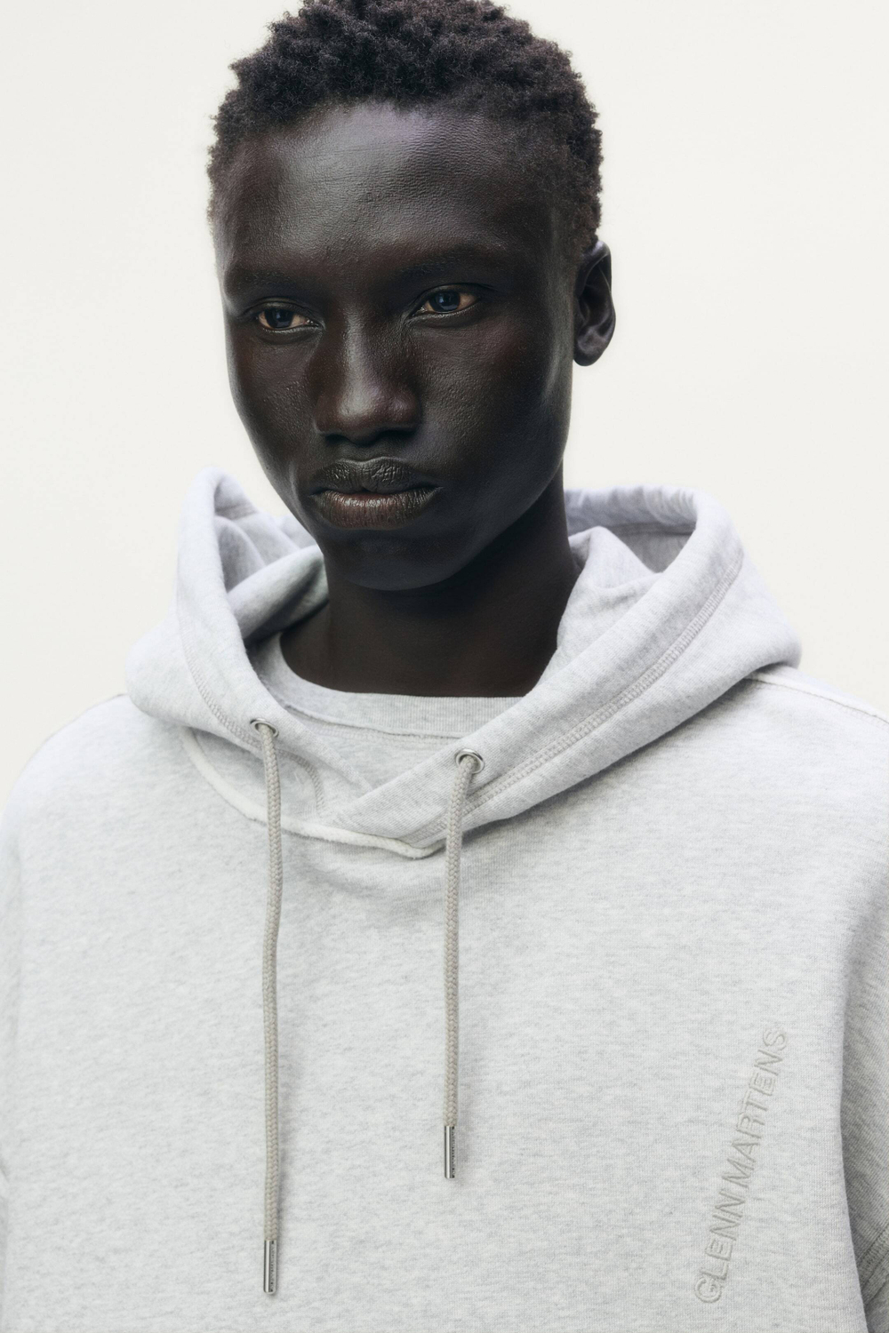 H&M - Glenn Martens Толстовка с капюшоном и вышивкой, светло-серый