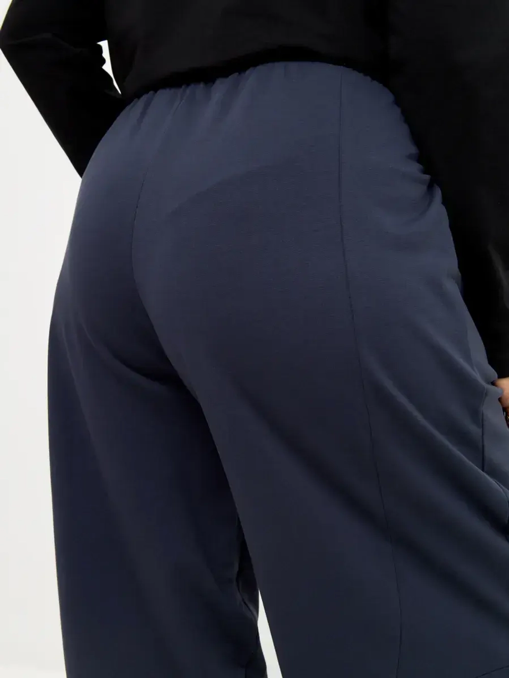 Брюки бананы трикотажные с декоративными швами