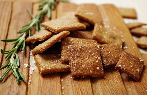 Цельнозерновые крекеры с розмарином на оливковом масле