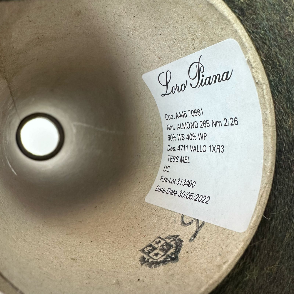 ALMOND - Loro Piana; 60% кашемир, 40% альпака; 1300м/100гр; col.4711 Vallo; цвет: темно-зеленый меланж Есть мал. бобинка 265гр.