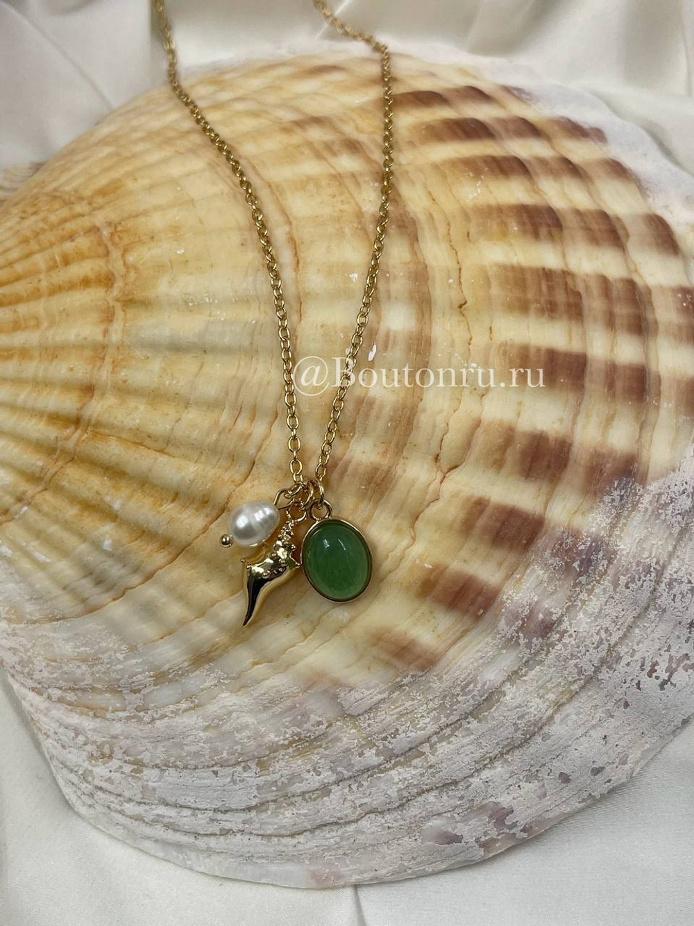 Колье золотистое с подвесами в виде ракушки и зеленым камнем