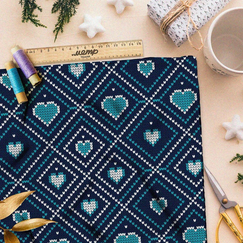 Ткань блэкаут сердечки в ромбах на синем свитере