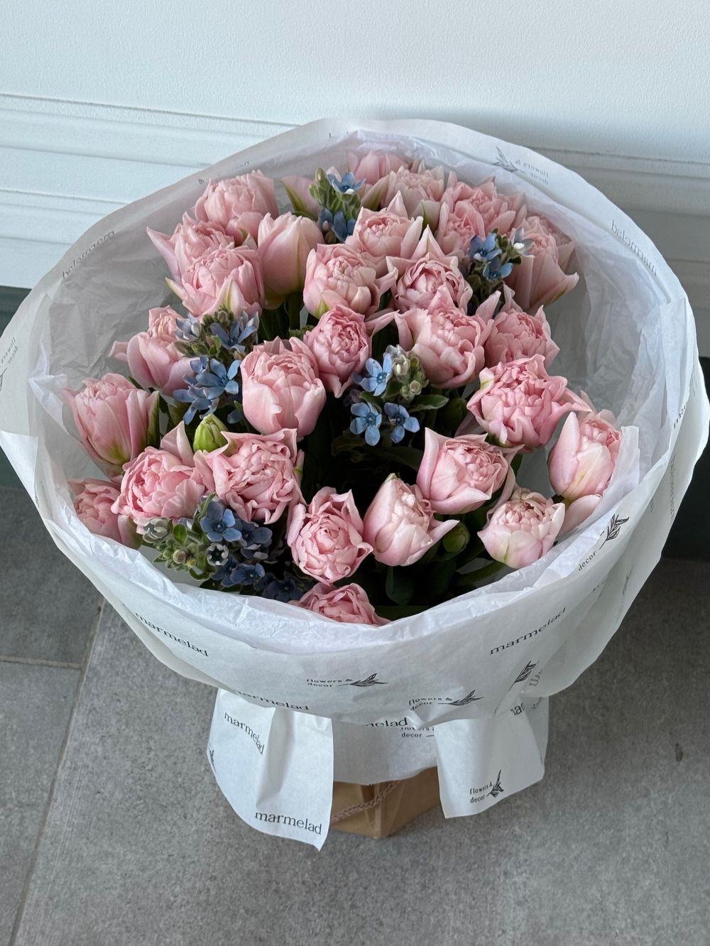 Букет из 31 розовых пионовидных тюльпанов и голубого оксипеталума