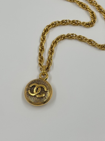 Кулон с лого Chanel
