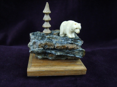 Медведь у ели