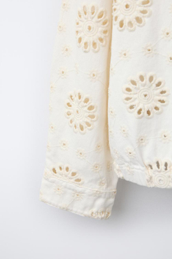ZARA КУРТКА С АЖУРНОЙ ВЫШИВКОЙ, БЕЛЫЙ