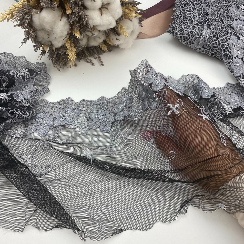 Вышивка на сетке черная с серыми цветами 21 см