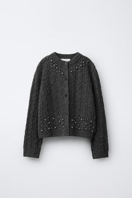 ZARA ВЯЗАНЫЙ КАРДИГАН С ЖЕМЧУГОМ И УЗОРОМ «КОСЫ», АНТРАЦИТОВО-СЕРЫЙ