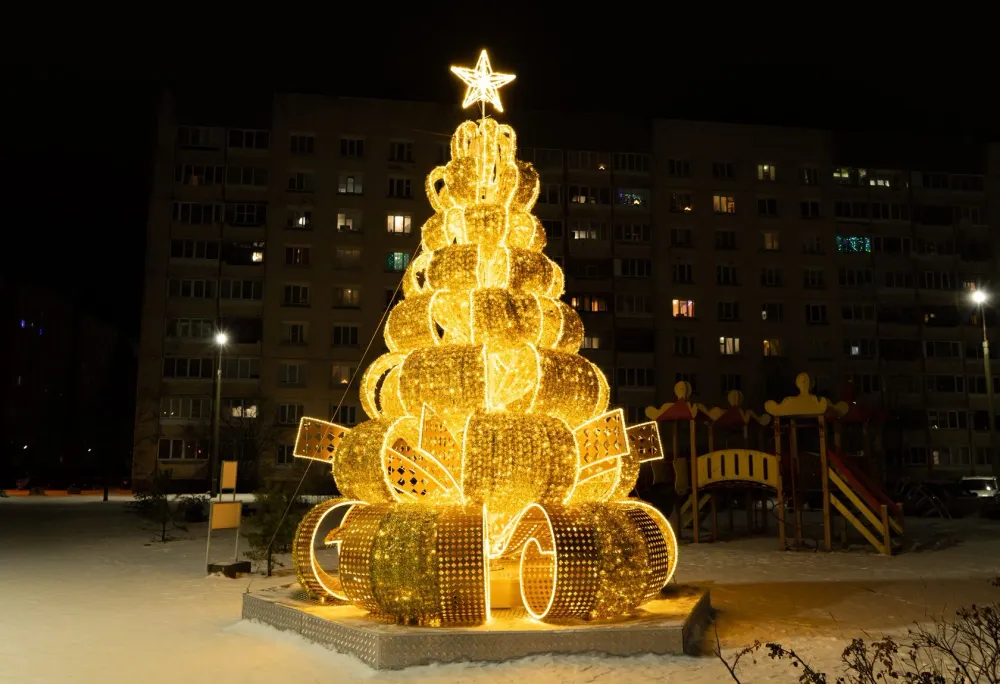 Светодиодная елка из подарочной ленты