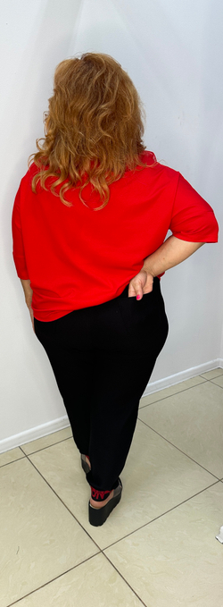 Черные брюки-момы на резинке с красно-белым принтом