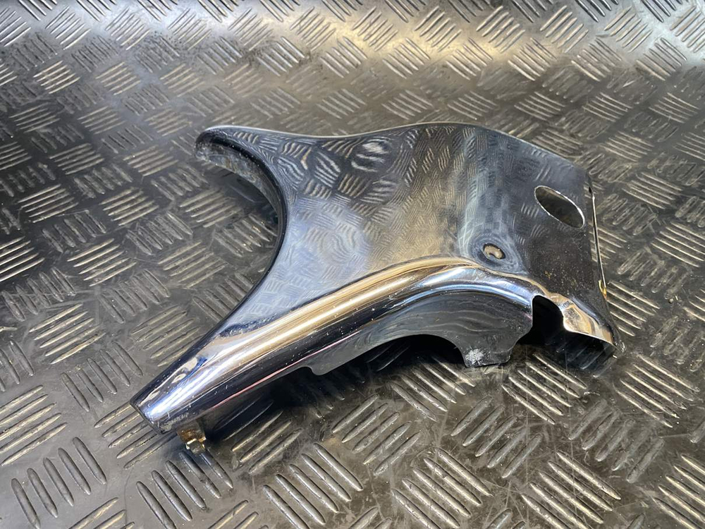 Крышка рамы правая Suzuki Intruder VS750 VR51A