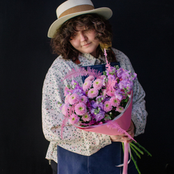 24. Аккуратный букет с хризантемой и маттиолой