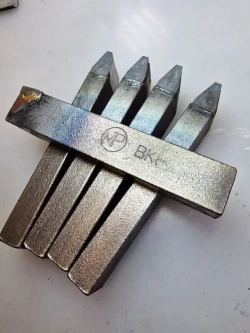 Резец токарный для проточки канавок в шкивах под клиновые ремни 25*16*140 профиль А ВК8