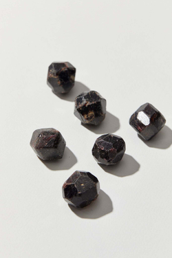 Альмандин (гранат) природный полированный