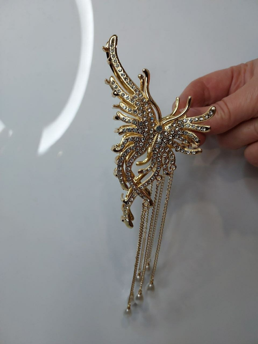 Заколка-краб для волос "Пушистая бабочка" со стразами. Цвет золото