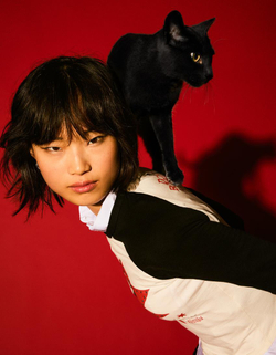 BERSHKA Футболка с длинным рукавом и принтом Emily the Strange, белый/черный