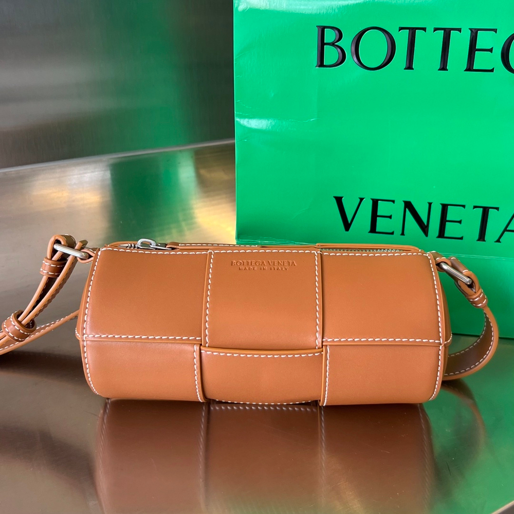 Bottega Veneta Small Canette 21 cm