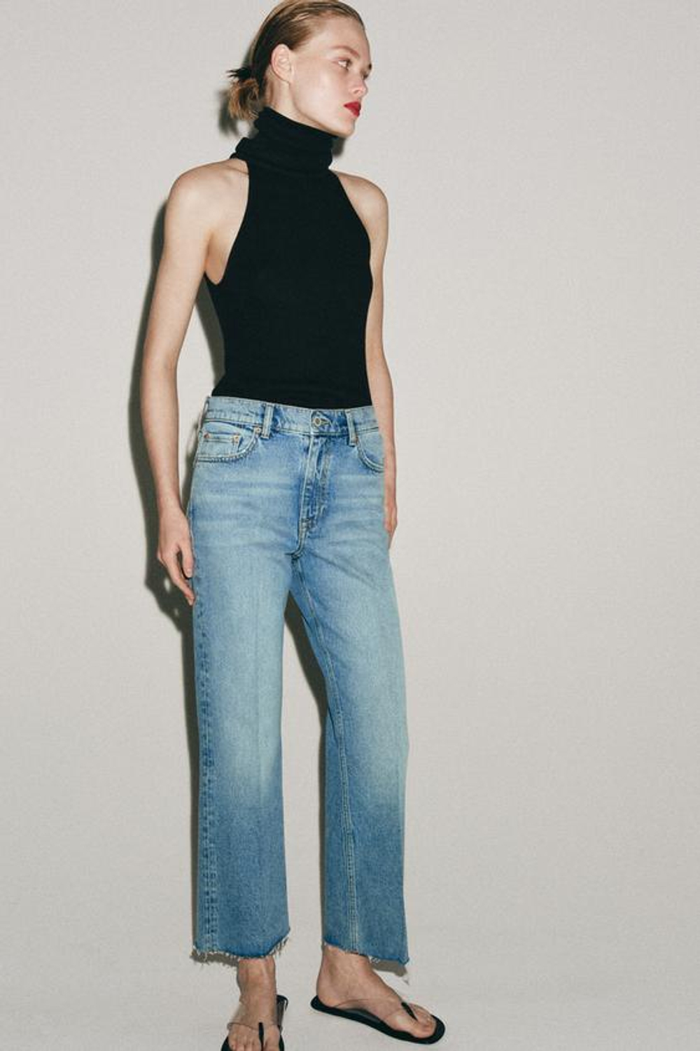 ZARA УКОРОЧЕННЫЕ ДЖИНСЫ-КЛЕШ СО СРЕДНЕЙ ПОСАДКОЙ — ZW COLLECTION, ЛИНЯЛЫЙ СИНИЙ