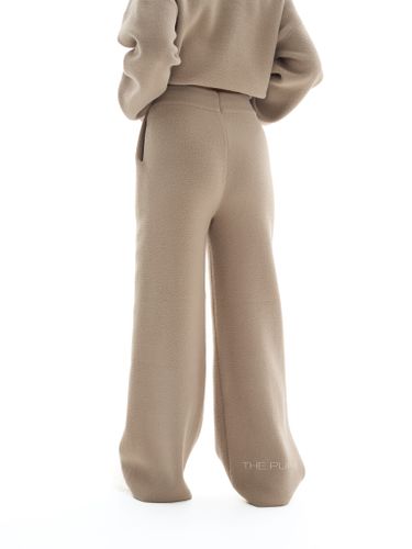 Бежевый костюм с вышивкой и воротом-поло