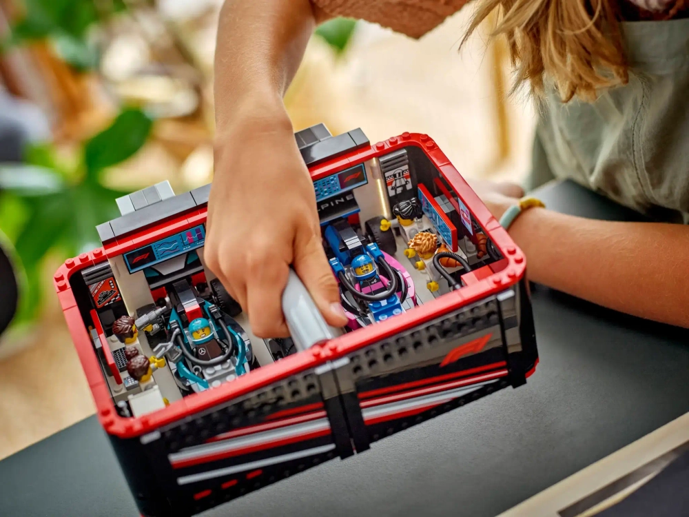 Конструктор LEGO City 60444 Гараж F1 для Mercedes-AMG и Alpine