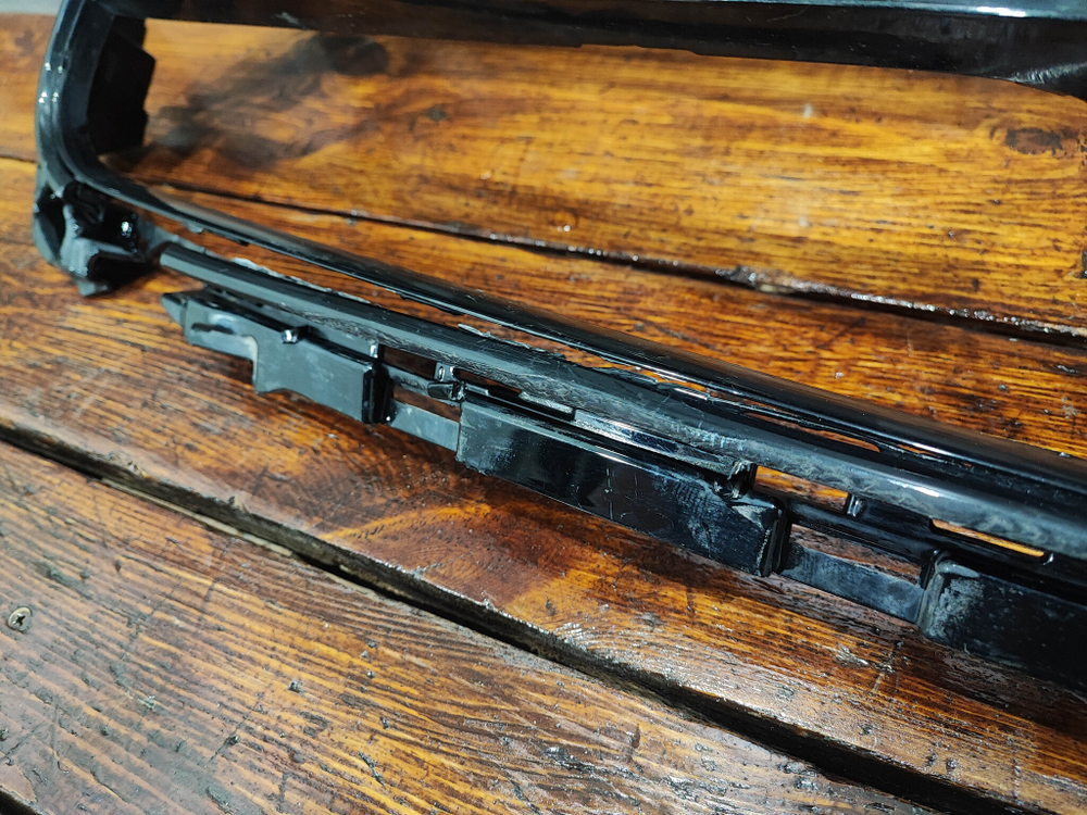 Кронштейн решетки радиатора Mercedes E (W213) 20-нв Б/У Оригинал A2138889400