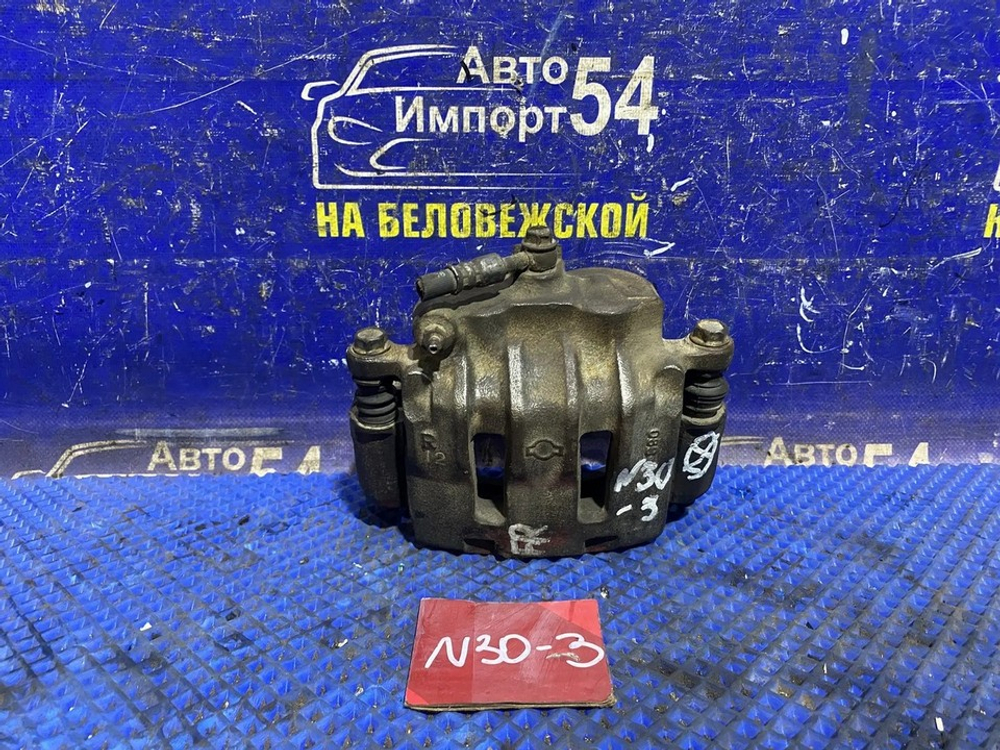 Суппорт тормозной передний правый NISSAN R'NESSA 2000