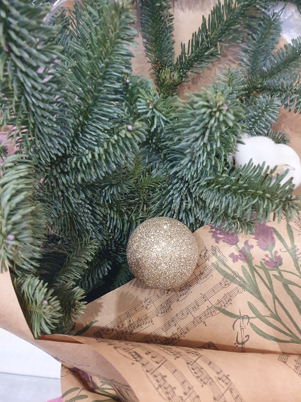 Шикарная ветка Нобилиса в нежном новогоднем оформлении