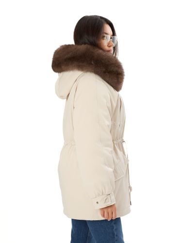 Молочная пуховая парка с мехом