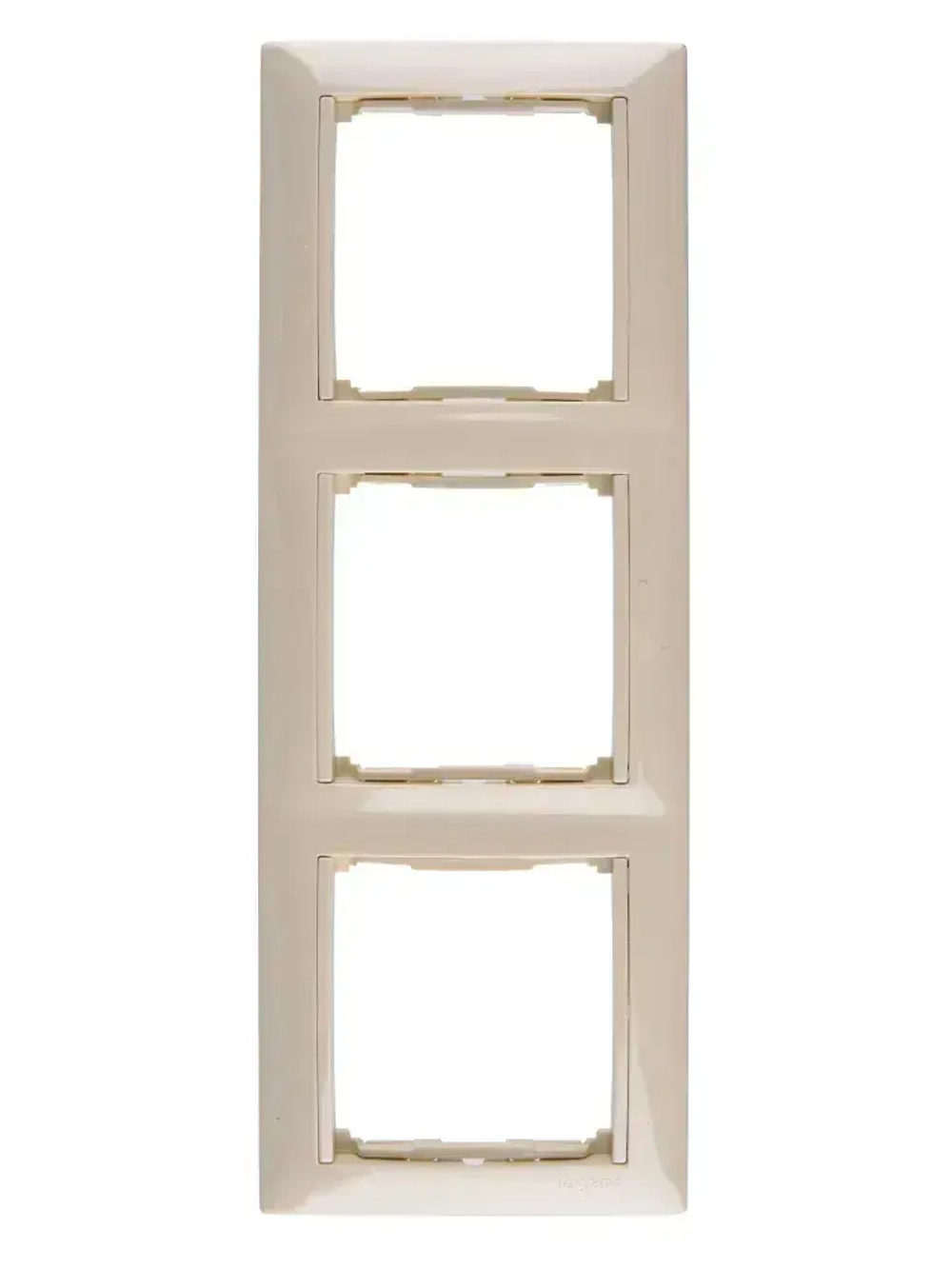 Розетки с заземлением 3 шт + рамка 3 поста Legrand valena 220В, 16А,цвет слоновая кость