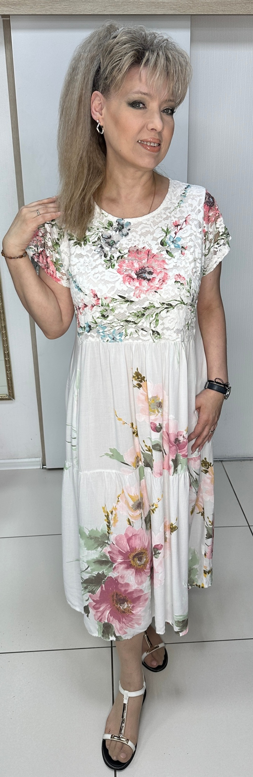 Белое, цветное с гипюровой вставкой, платье