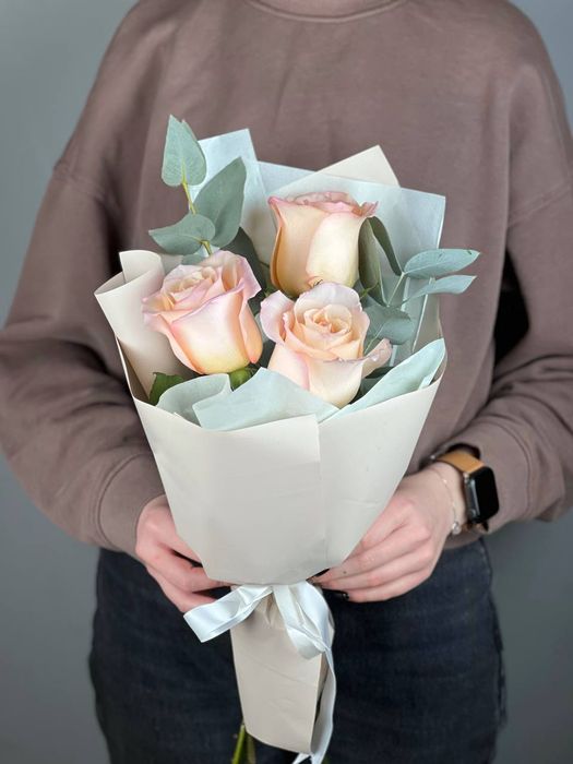 Букет-комплимент из премиальной розы Ройслин и эвкалипта (40 см)