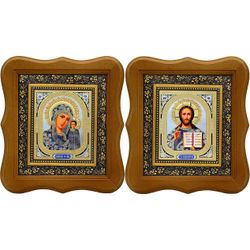 Венчальные иконы Казанской Богородицы и Иисуса Христа на серебристом фоне.