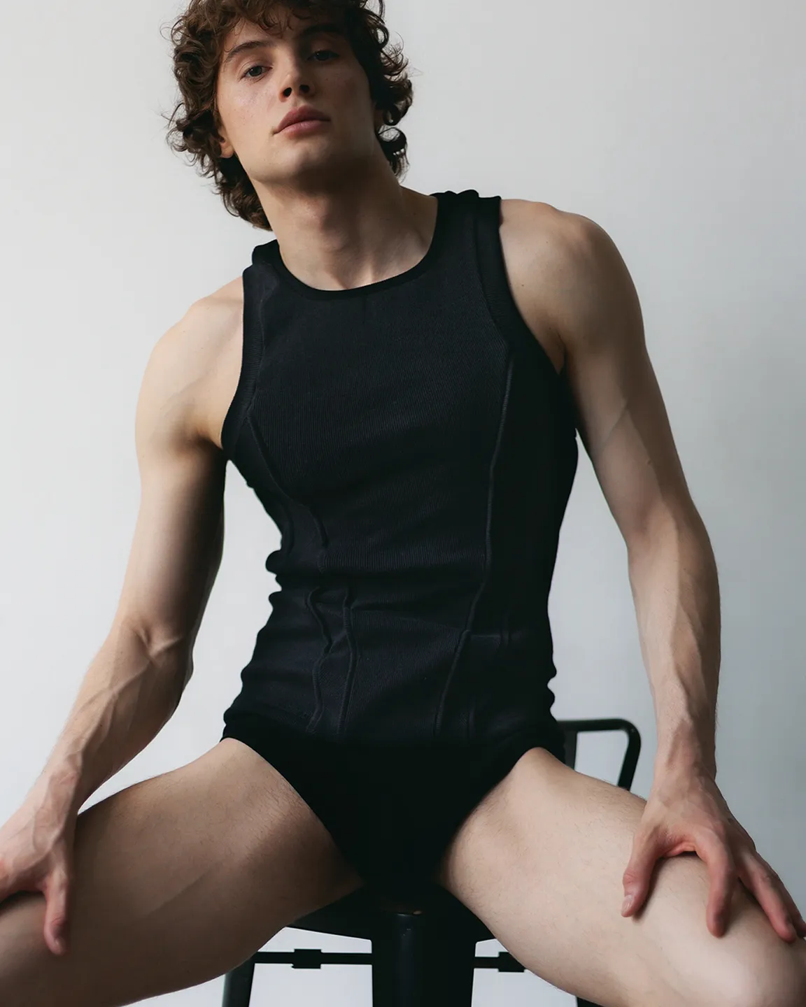 Черная майка с рельефами мужская