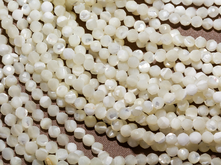 Нить бусин из перламутра, 3,2мм огранка