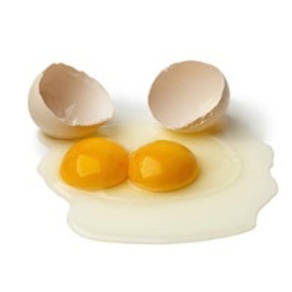куриный белок. два яичных белка. белок яйца. варёные яичные белки. белок куриного яйца.