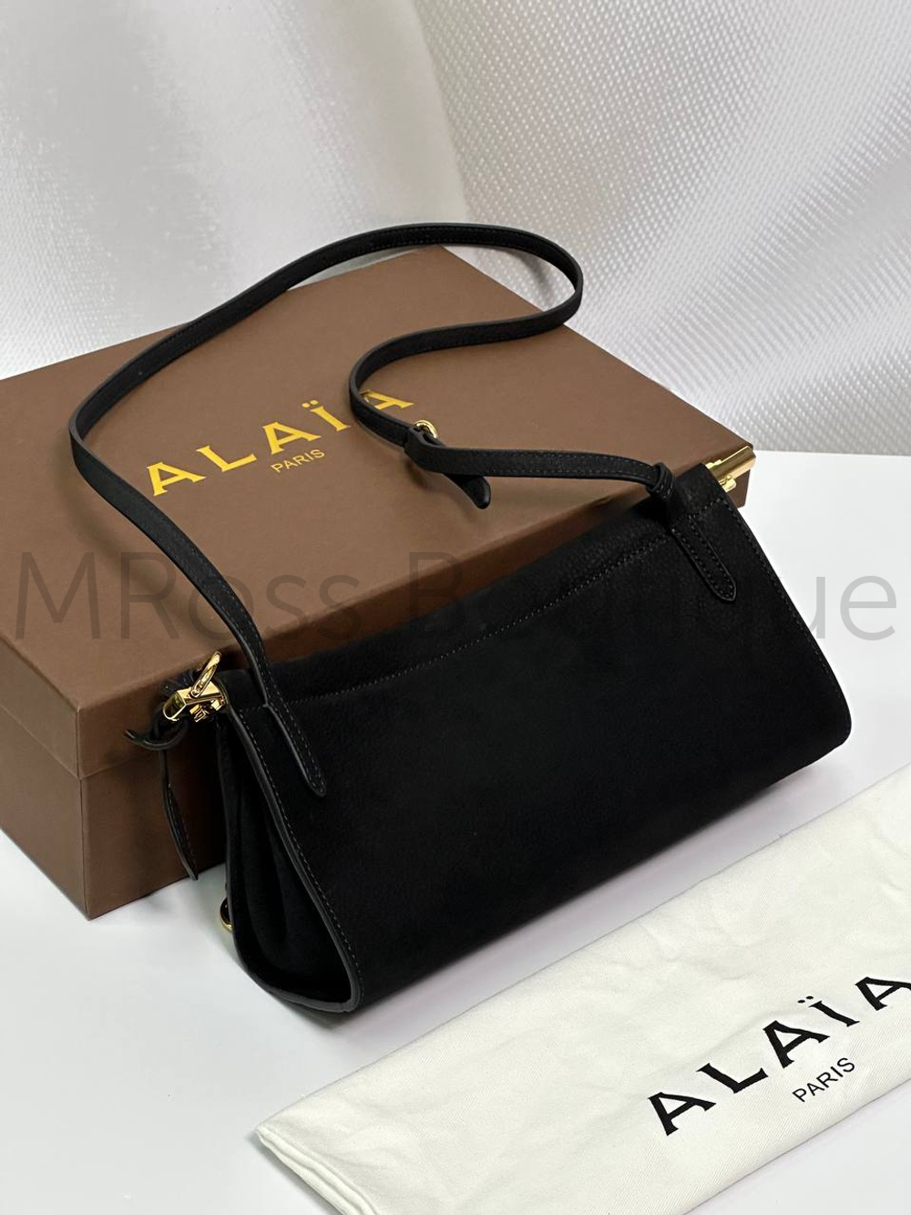 Женская сумка Alaia Le Click East West черного цвета замшевая