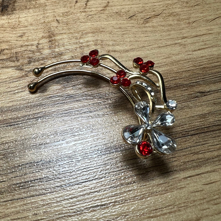 Серьга-кафф Бабочка 11 кристаллов 5 страз цвет серебристый красный металл золотистый