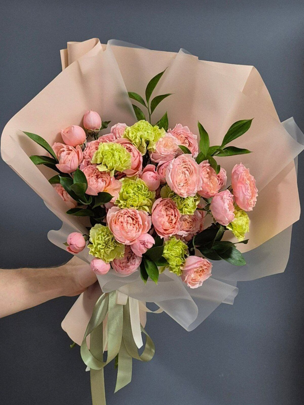 Букет из Рускуса, Диантусов и Кустовой Розы