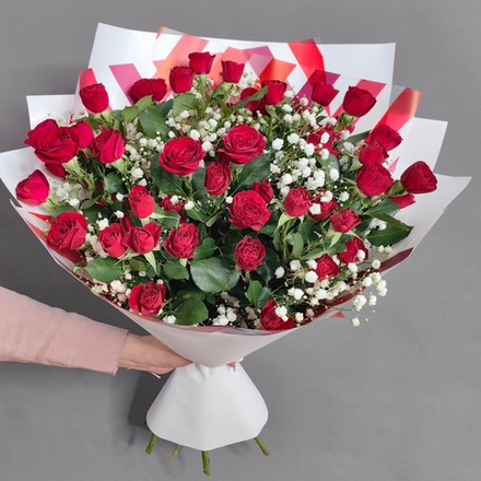 Букет из 9 красных кустовых роз