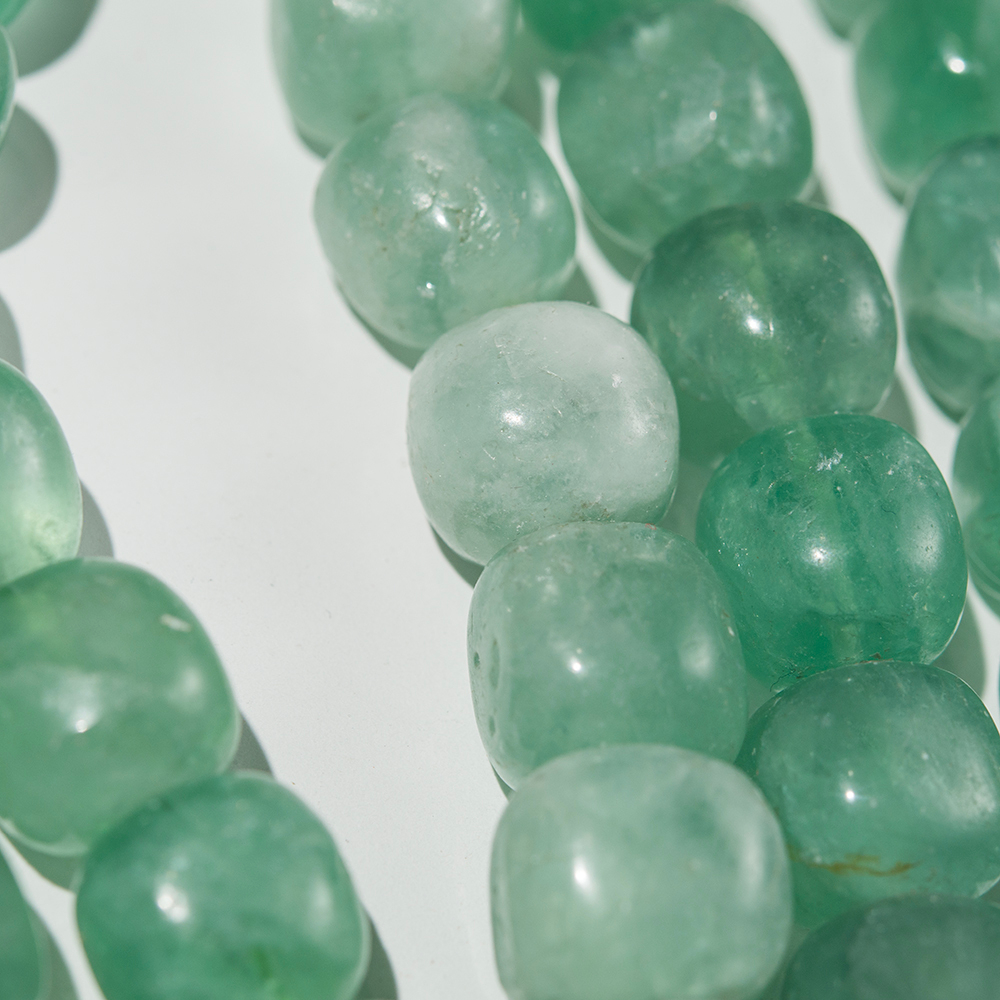 Зеленый флюорит натуральный, фриформ, 14,5-18*15-17мм