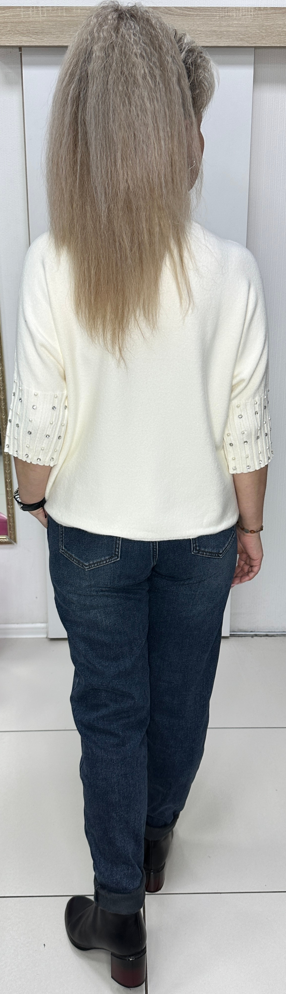 Белый джемпер со стразовым принтом и укороченными рукавами