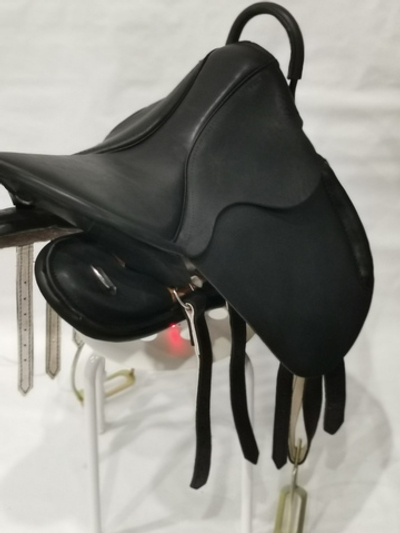 Седло охотника (1) для высокой холки (без потника и оголовья).