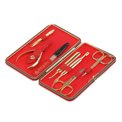 фото маникюрный набор 7 предметов DEWAL 905RED Инструменты: ножницы для ногтей, ножницы для кутикулы, пилка металлическая 12,5 см, кусачки для кутикулы, удалитель кутикулы, двусторонний маникюрный инструмент, пинцет скошенный. Футляр: натуральная кожа, цвет красный